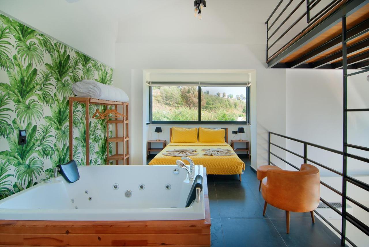 Villa Marvelous With Pool And Jacuzzi In