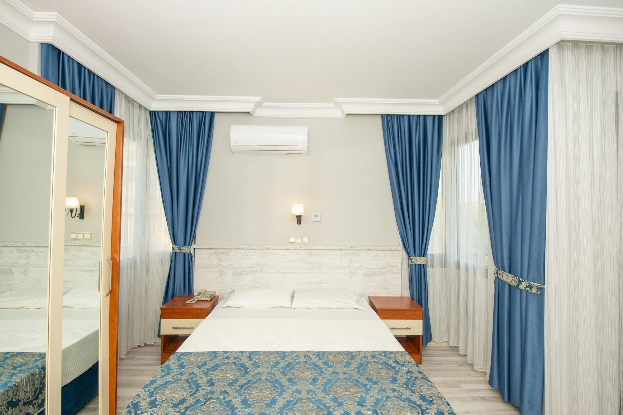 Golden Moon Otel 3*