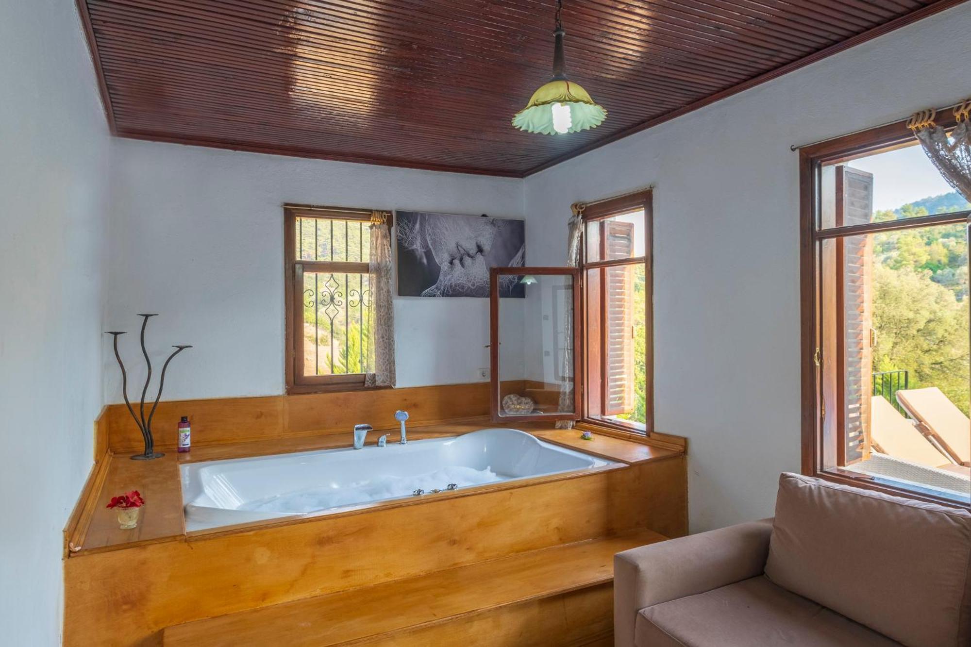 Rose Garden With Private Pool And Jacuzzi