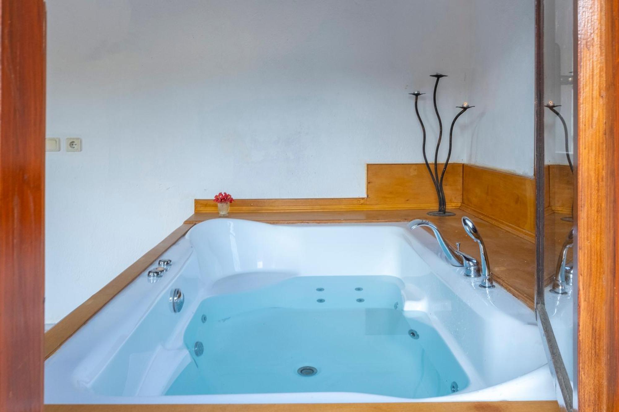 Rose Garden With Private Pool And Jacuzzi Fethiye