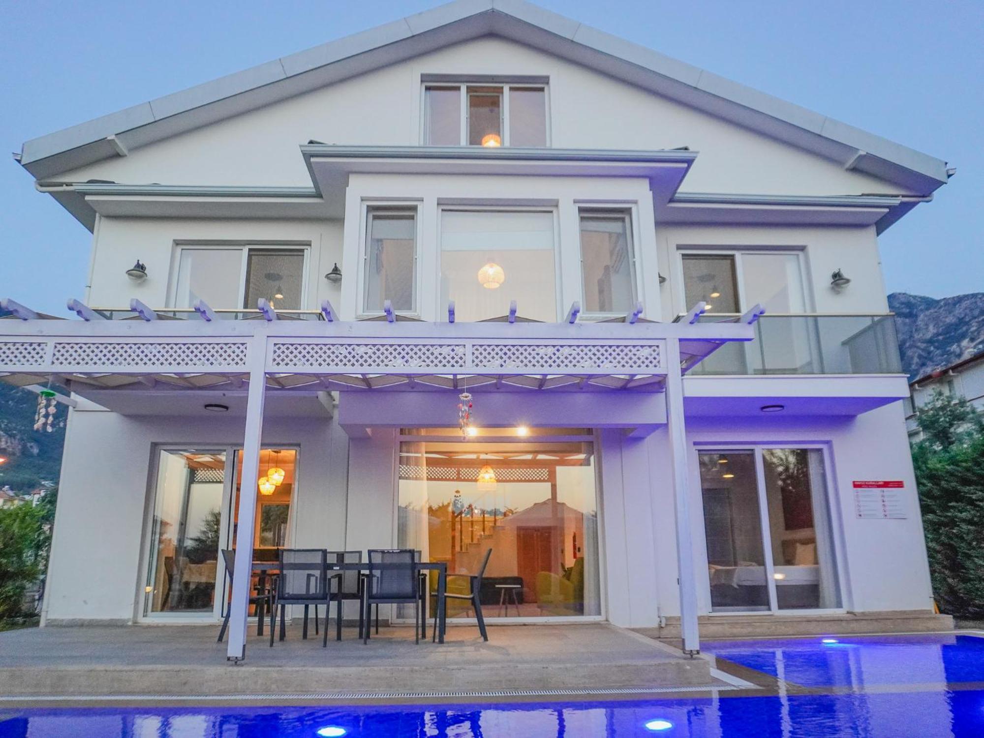 Pelit - 4 Yatak Odali Saunali Havuzlu Villa Fethiye