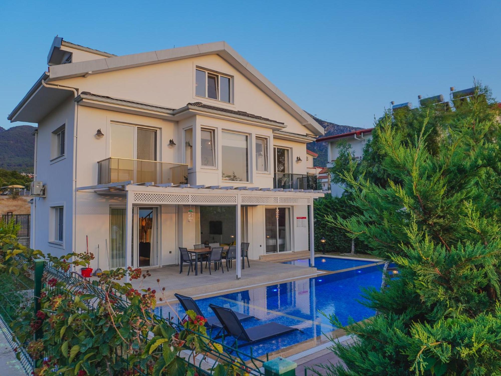 Villa Pelit - 4 Yatak Odali Saunali Havuzlu Fethiye