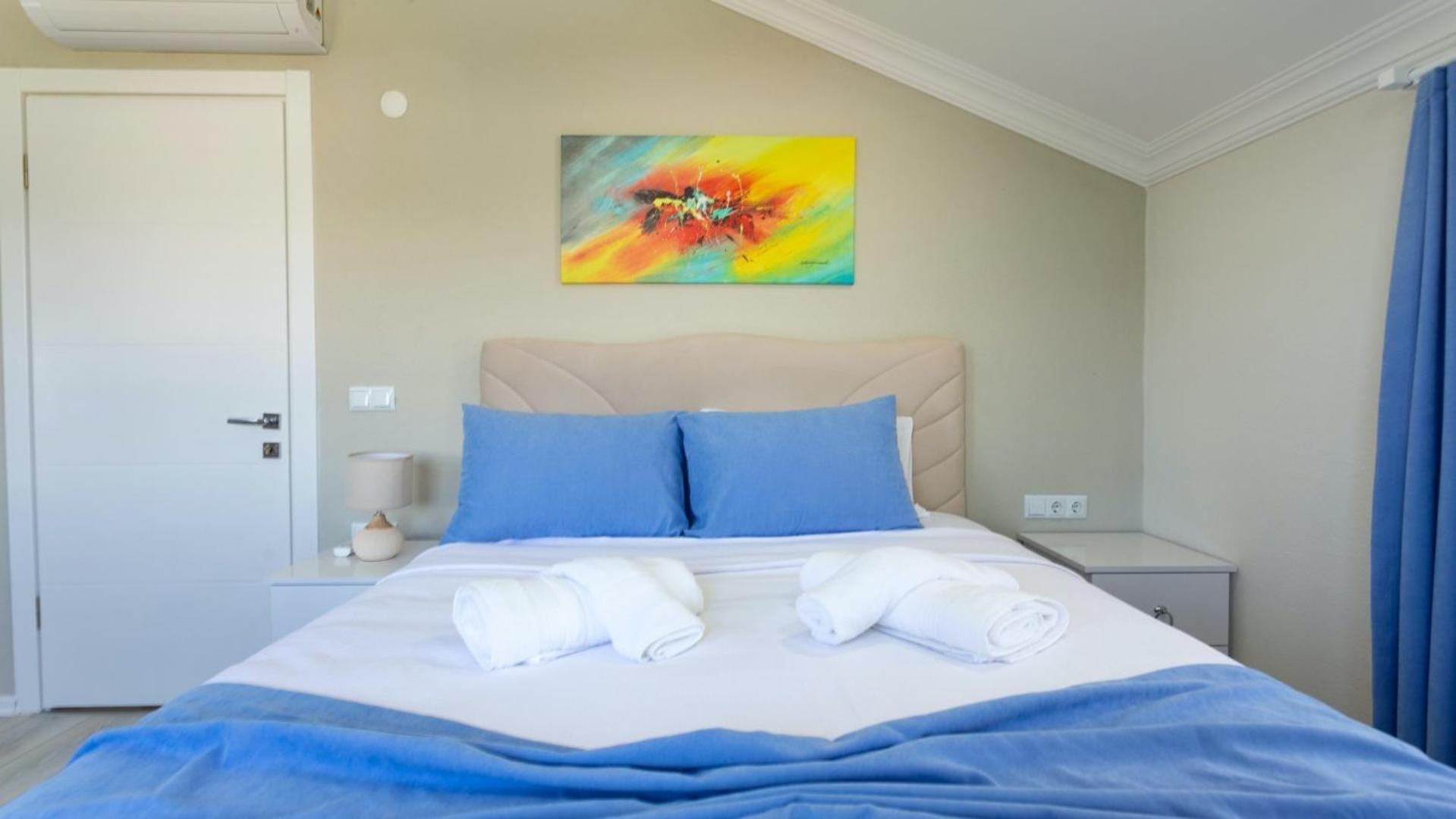 4 Bedroom 2555 *