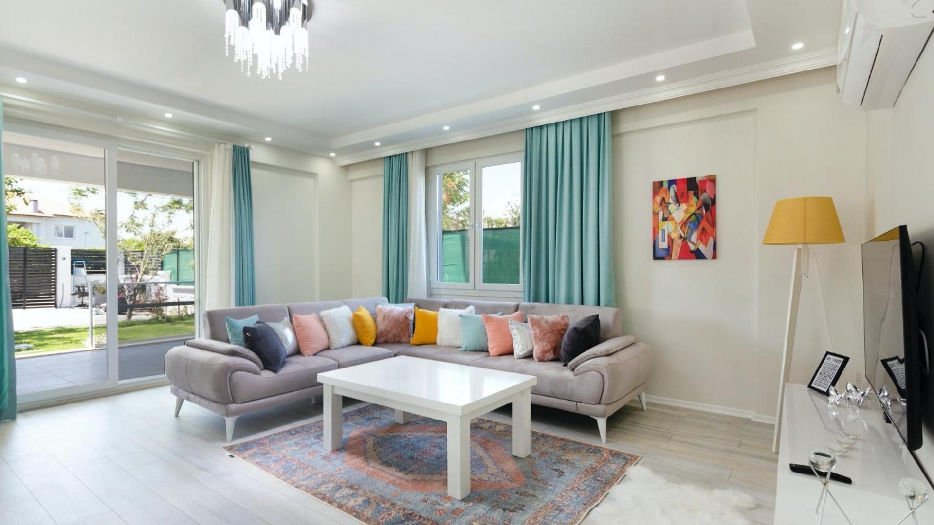 4 Bedroom 2555 *