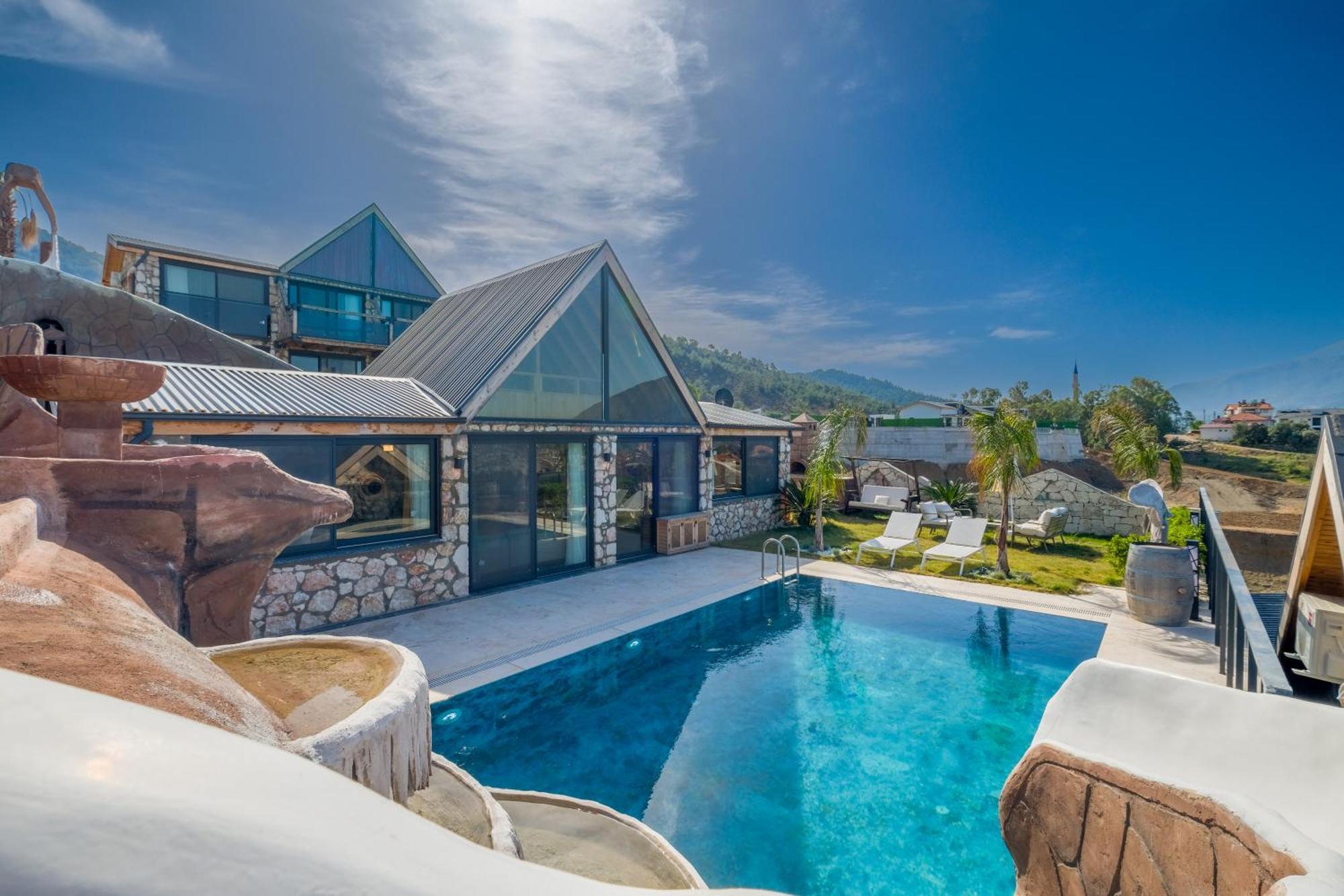 Villa Lueks Dinlenme Selale Kaydirak Havuzu Manzaralar Fethiye
